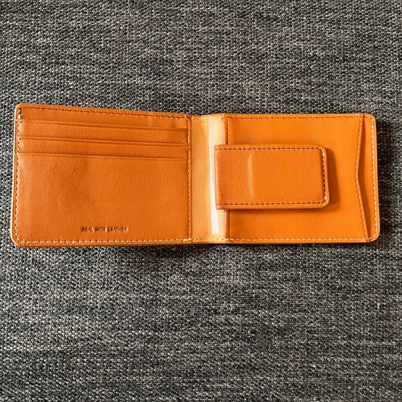 Ethan Leather Wallet with Magnet Cash
Grabber - Picture 5 of 9